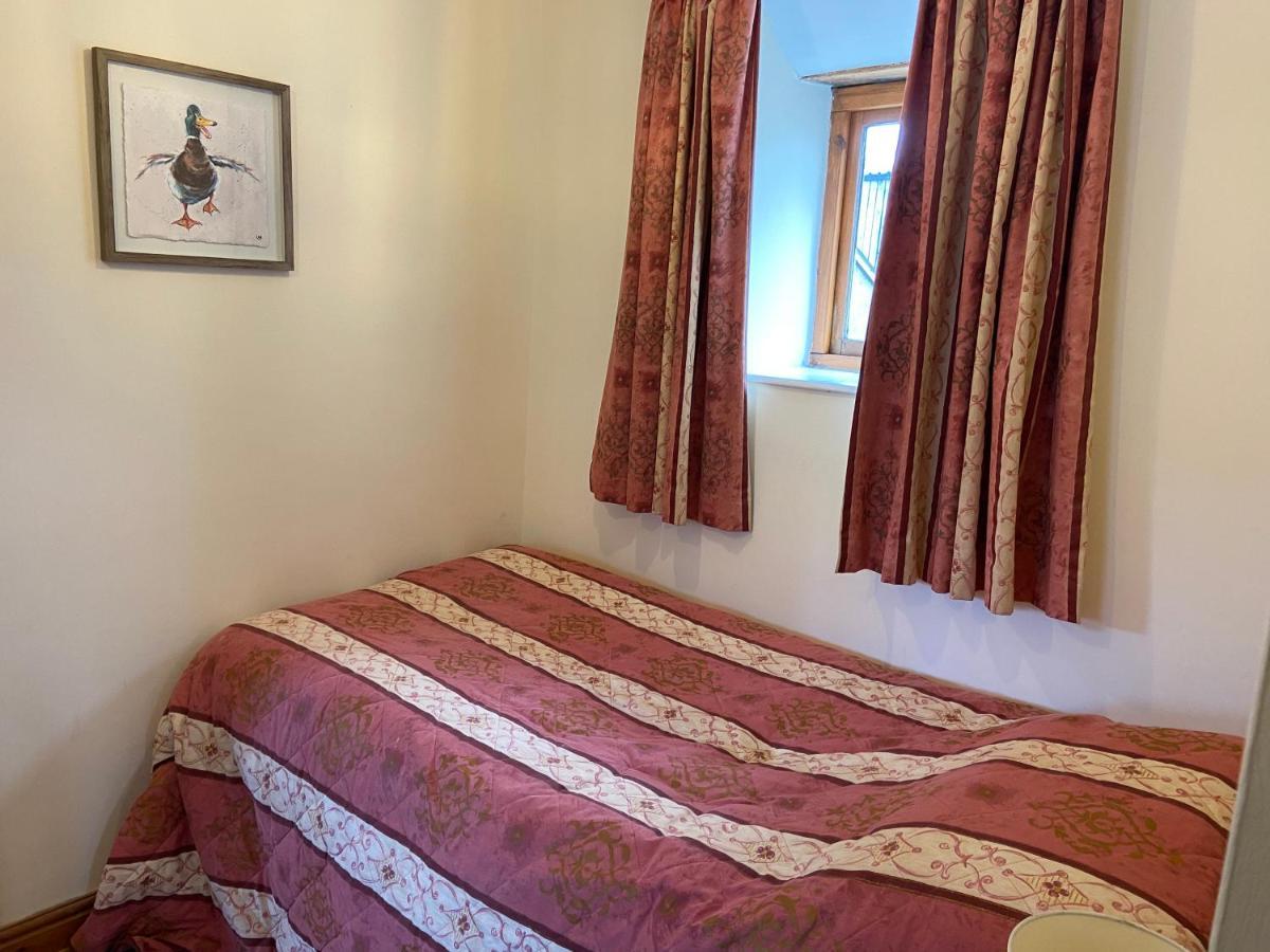 Tupenny Cottage, Old Mill Farm, Cotswold Water Park サイレンセスター エクステリア 写真
