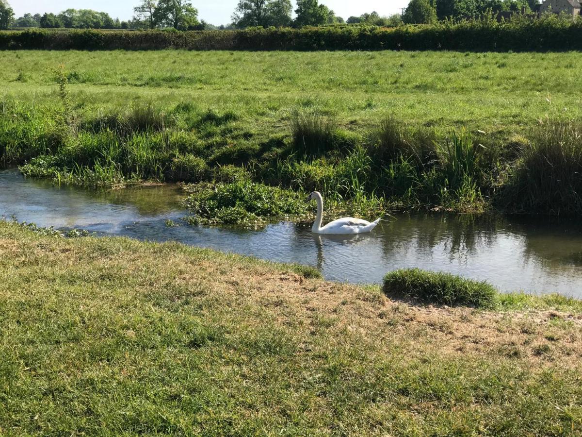 Tupenny Cottage, Old Mill Farm, Cotswold Water Park サイレンセスター エクステリア 写真